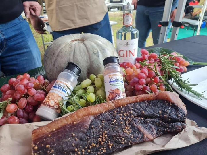 Biltong, vrugte en ander produkte op ’n uitstalling.
