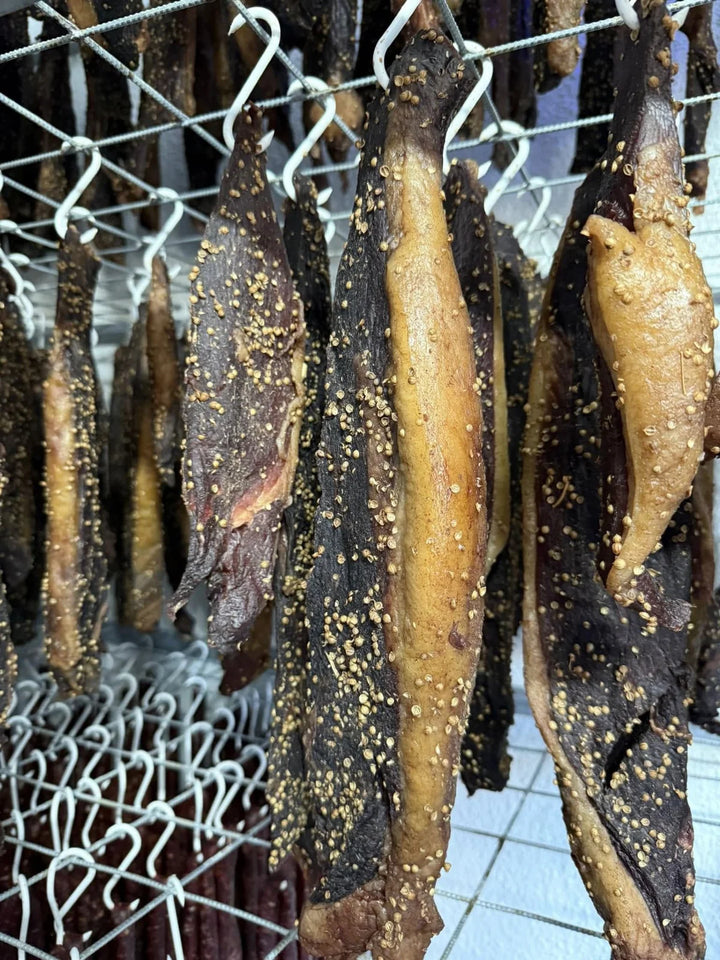 Geelvetbiltong hang in ’n droograk.