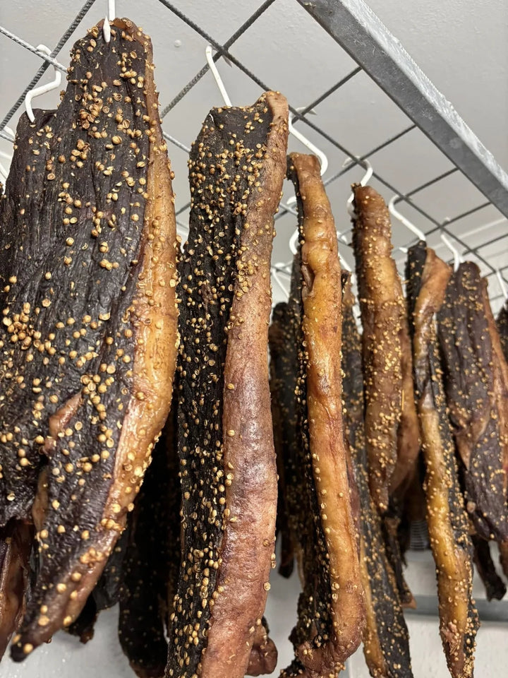 Gekruide biltong van naby aan ’n rak.