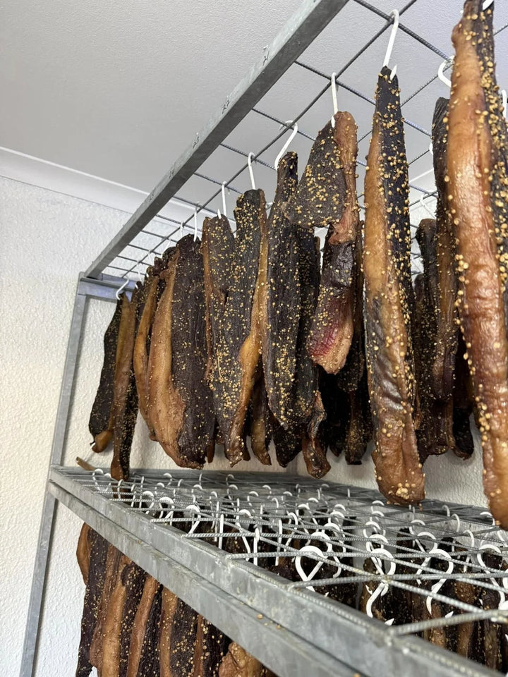 Biltong aan die bokant van ’n staalrak.