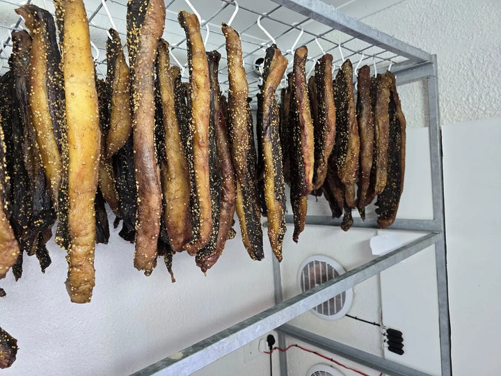 ’n Ry geelvetbiltong in ’n vertrek met wit teëls.