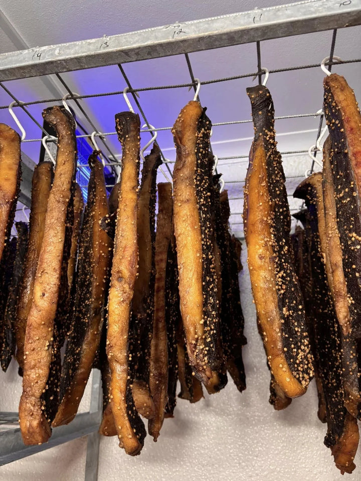 Biltong aan ’n rak met lig op die geelvet.