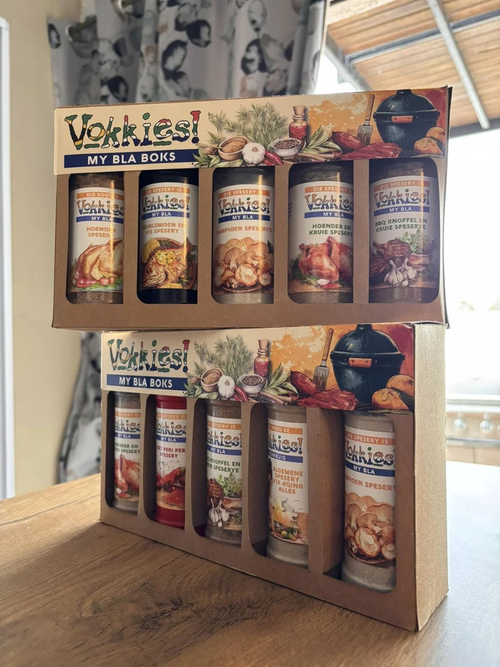 Vokkies-souse en speserye op ’n houtuitstalrak.
