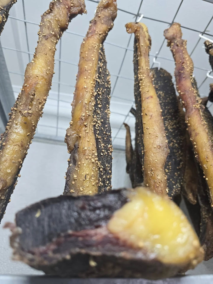 Die geelvet van ’n stuk biltong van naby.