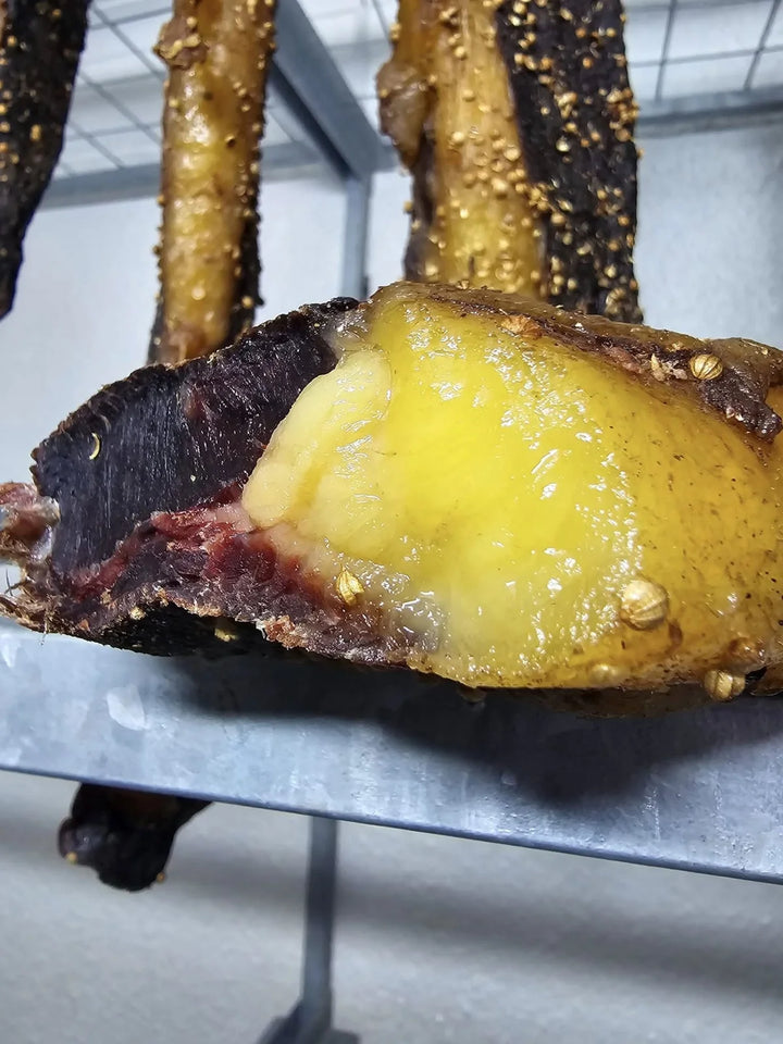 ’n Dik laag geelvet op ’n stuk biltong.