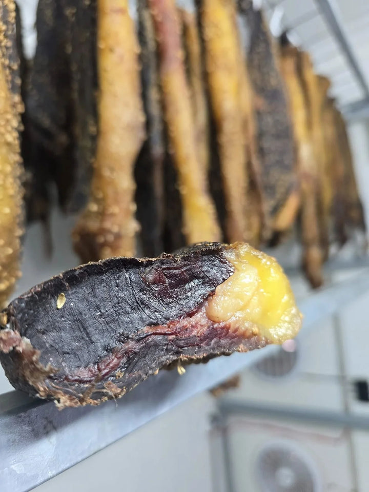 Biltong met geelvet voor ’n hangrak.