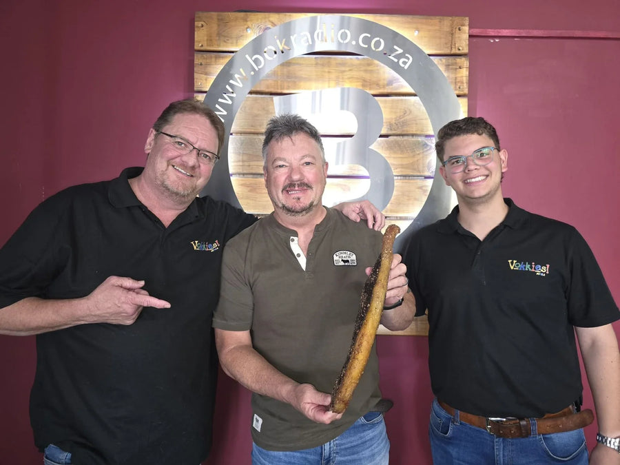 Drie mense poseer saam met biltong.