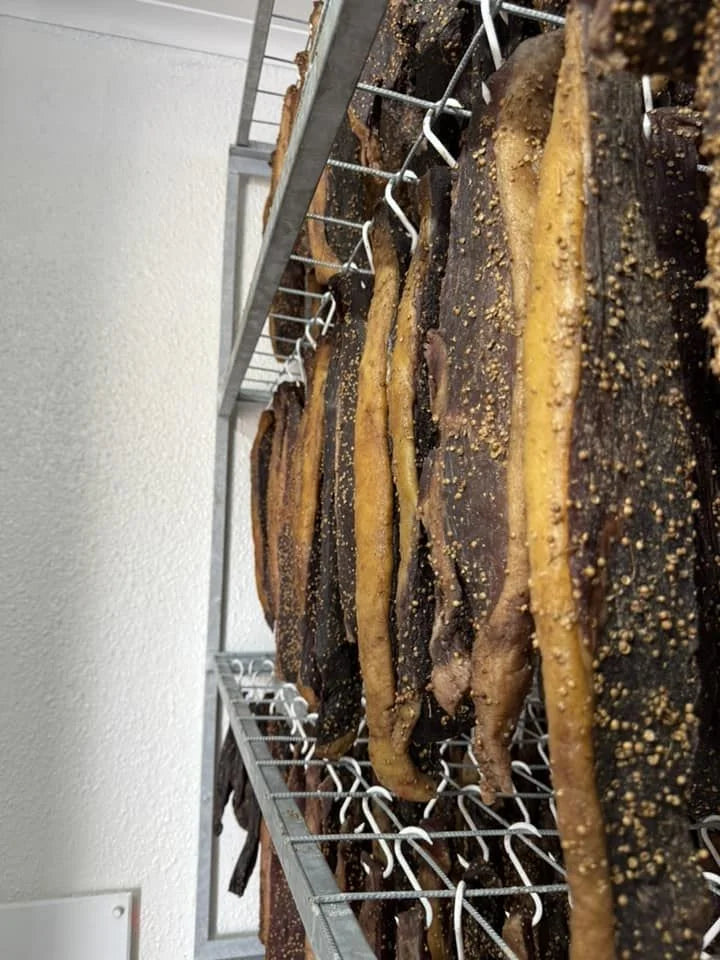 Biltong aan ’n rak, van die kant af afgeneem.