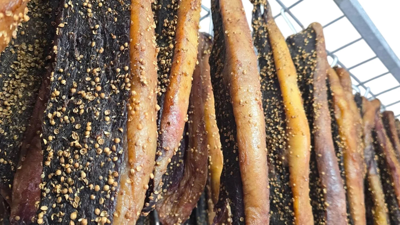 Geelvetbiltong wat by Vokkies hang